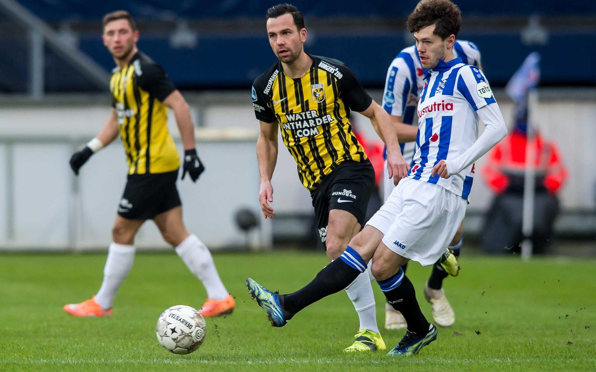 Mitchell van Bergen in actie tegen Vitesse.