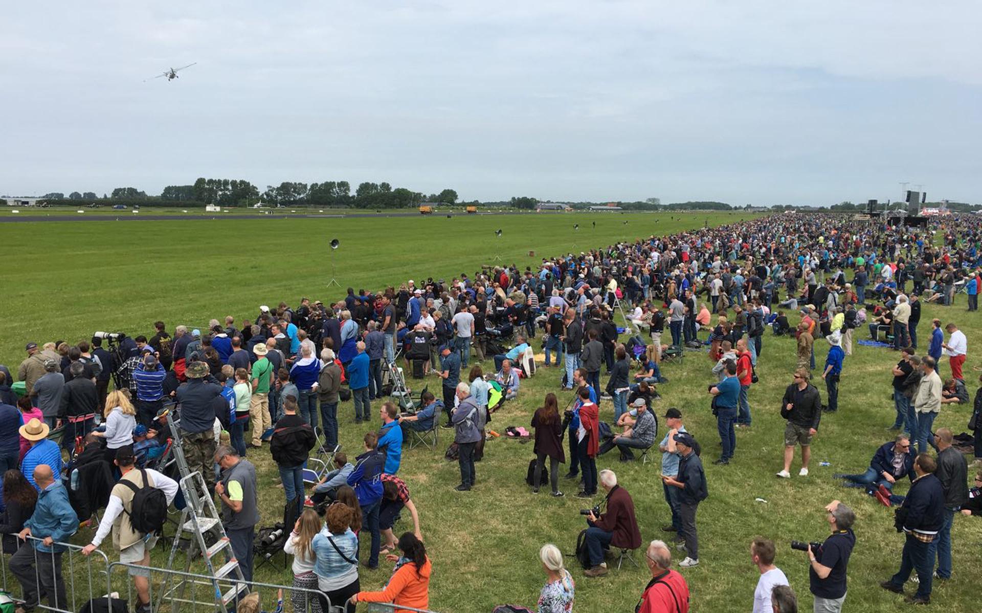 Eerste dag Luchtmachtdagen Leeuwarden ten einde Leeuwarder Courant