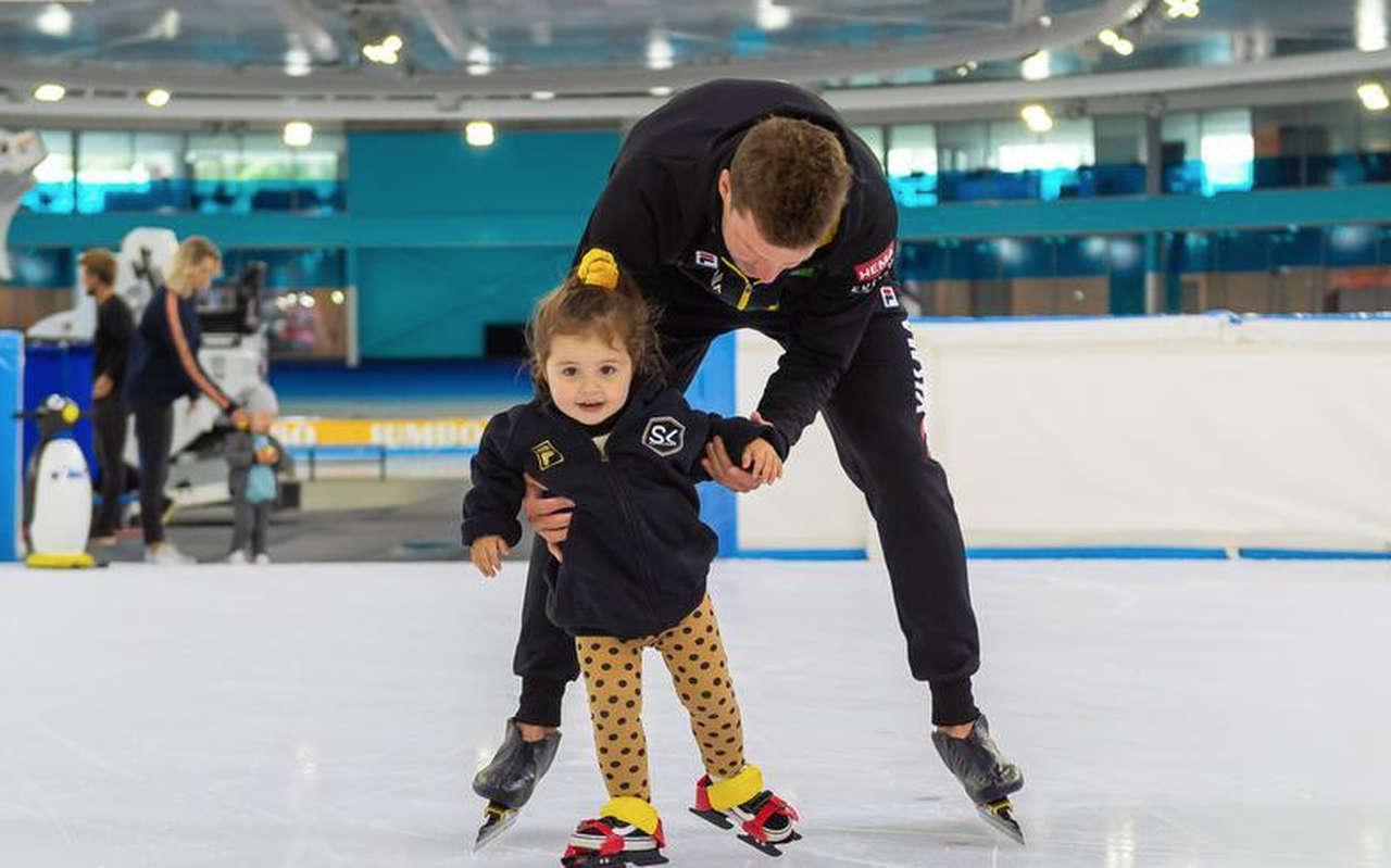 Kae Kramer staat in Thialf voor het eerst op schaatsjes onder begeleiding van haar vader Sven. FOTO STEPHAN TELLIER