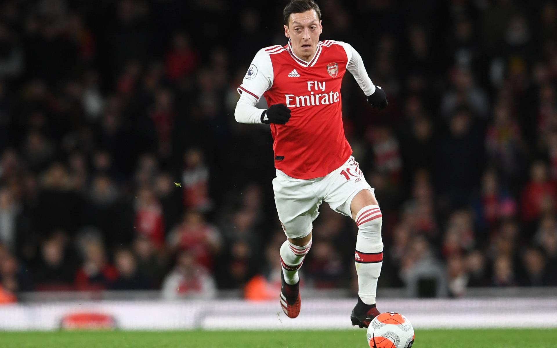 Grootverdiener Özil betaalt salaris ontslagen Arsenal-mascotte