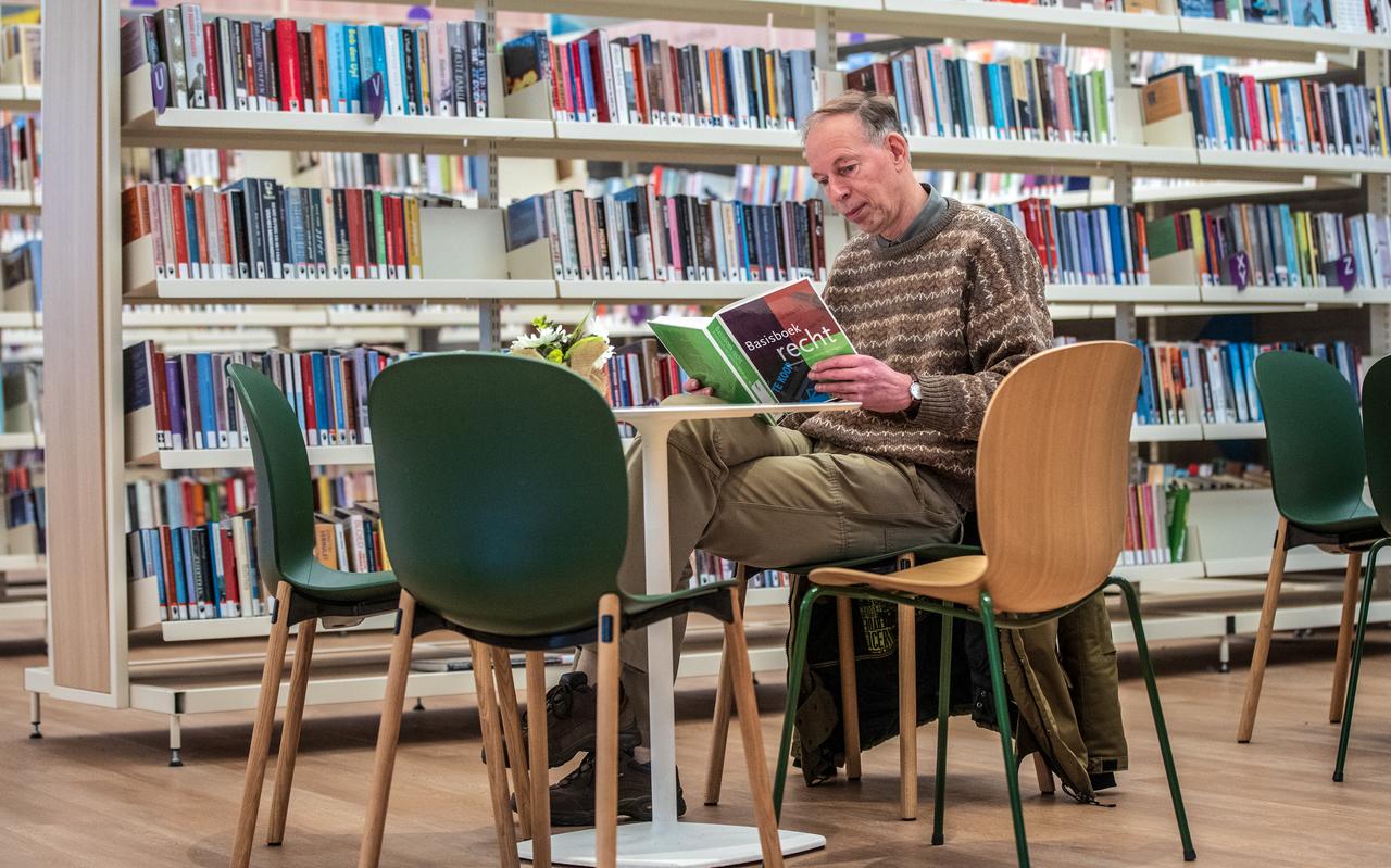 In de bibliotheek maakte Bert Brouwer studie van juridische vraagstukken. ,,Ik waard nijsgjirrich: hoe fier soe dit gean kinne?'' In de bibliotheek maakte Bert Brouwer studie van juridische vraagstukken. ,,Ik waard nijsgjirrich: hoe fier soe dit gean kinne?''