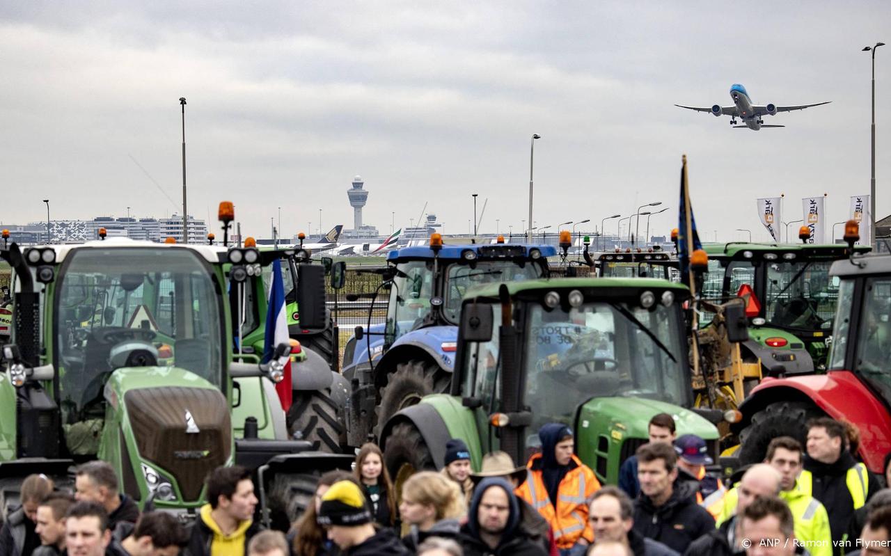 Tientallen boeren met trekkers bieden Schiphol 'koopcontract' aan