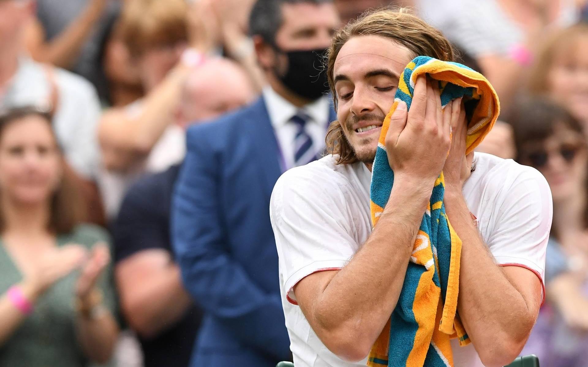 Tennisser Tsitsipas pijnlijk uitgeschakeld op Wimbledon - Leeuwarder Courant