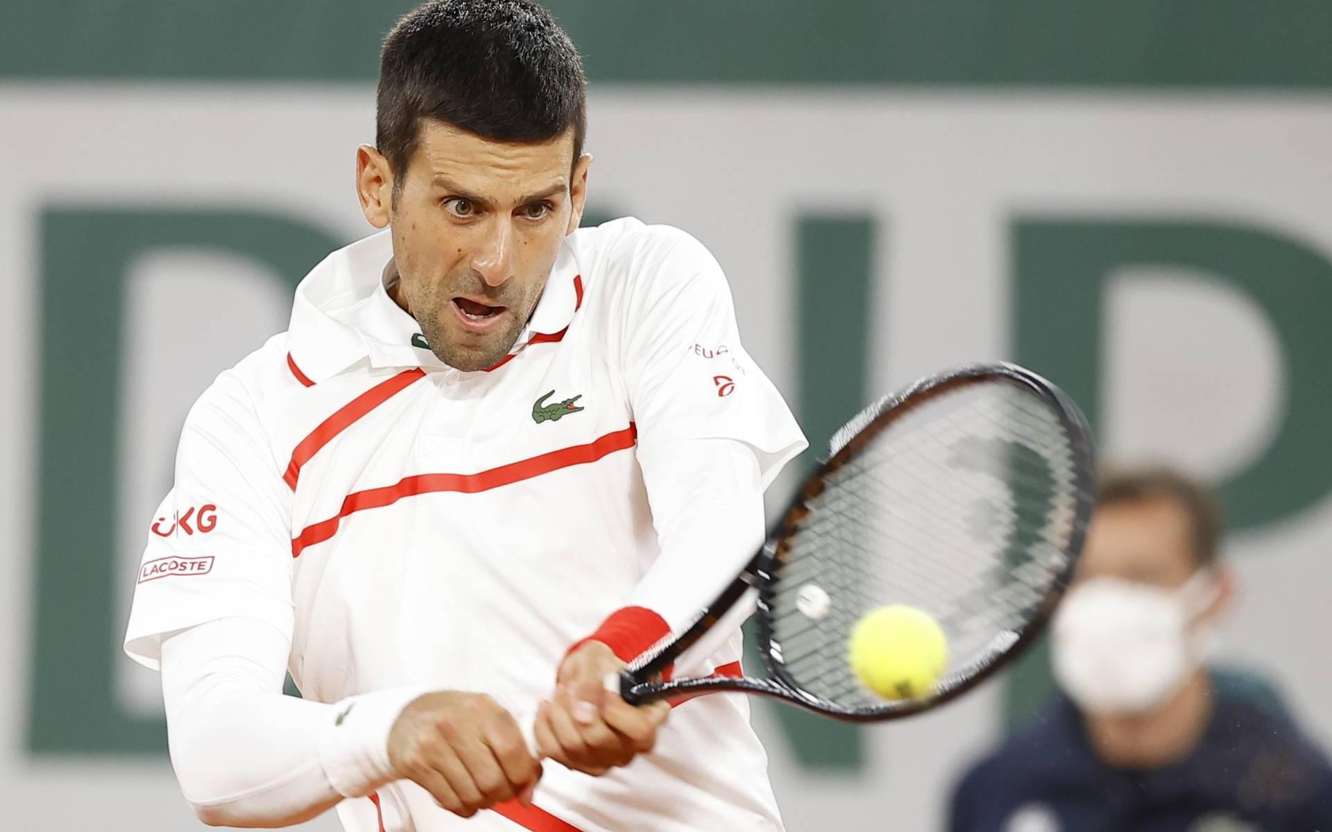 Djokovic overtuigend naar tweede ronde in Parijs