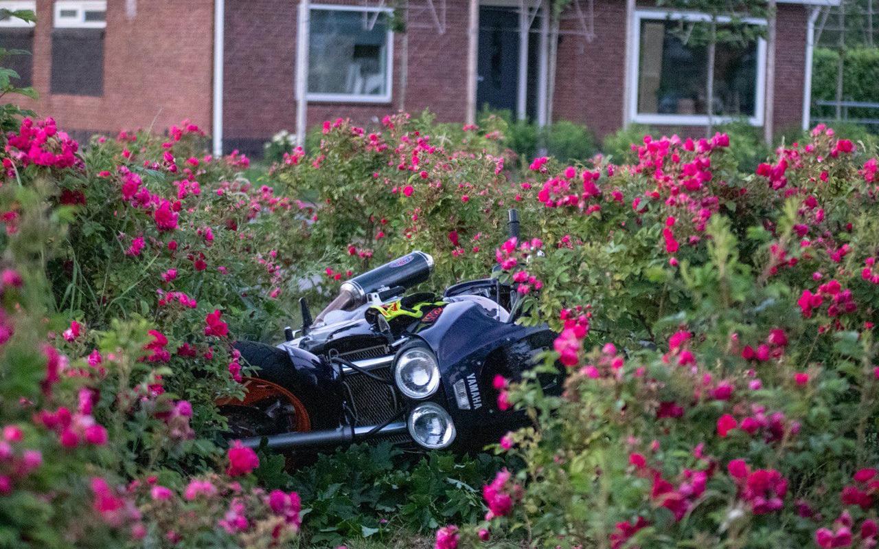 Motorrijder gaat rechtdoor op rotonde op grensweg tussen provincies - Leeuwarder Courant