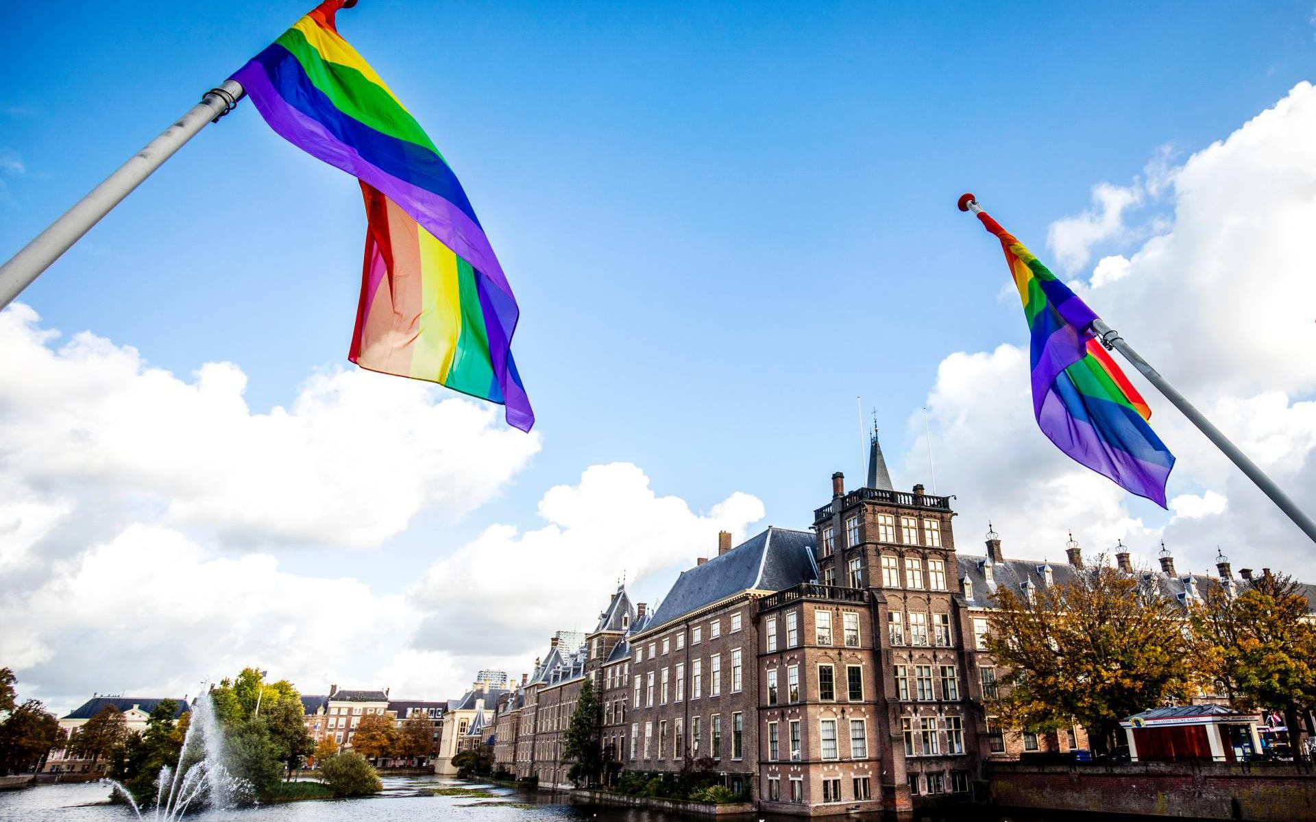 Regenboogvlaggen wapperen in heel Nederland