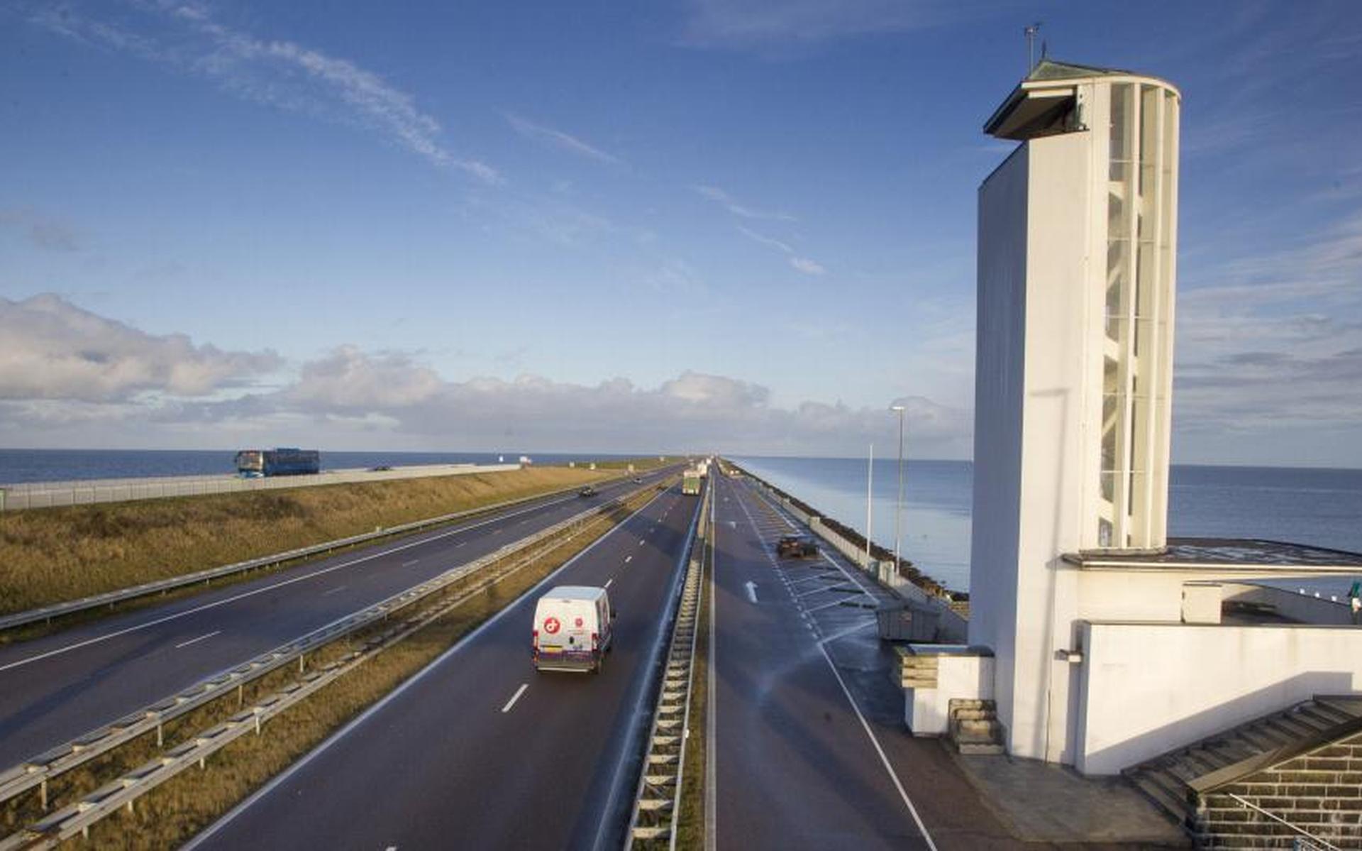 Afsluitdijk dicht na ongeval - Leeuwarder Courant