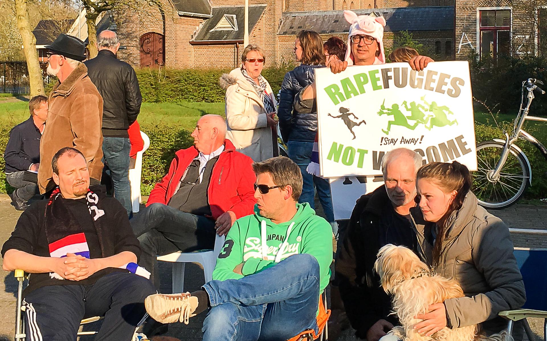 Gemoedelijk protest tegen azc in Witmarsum - Leeuwarder Courant