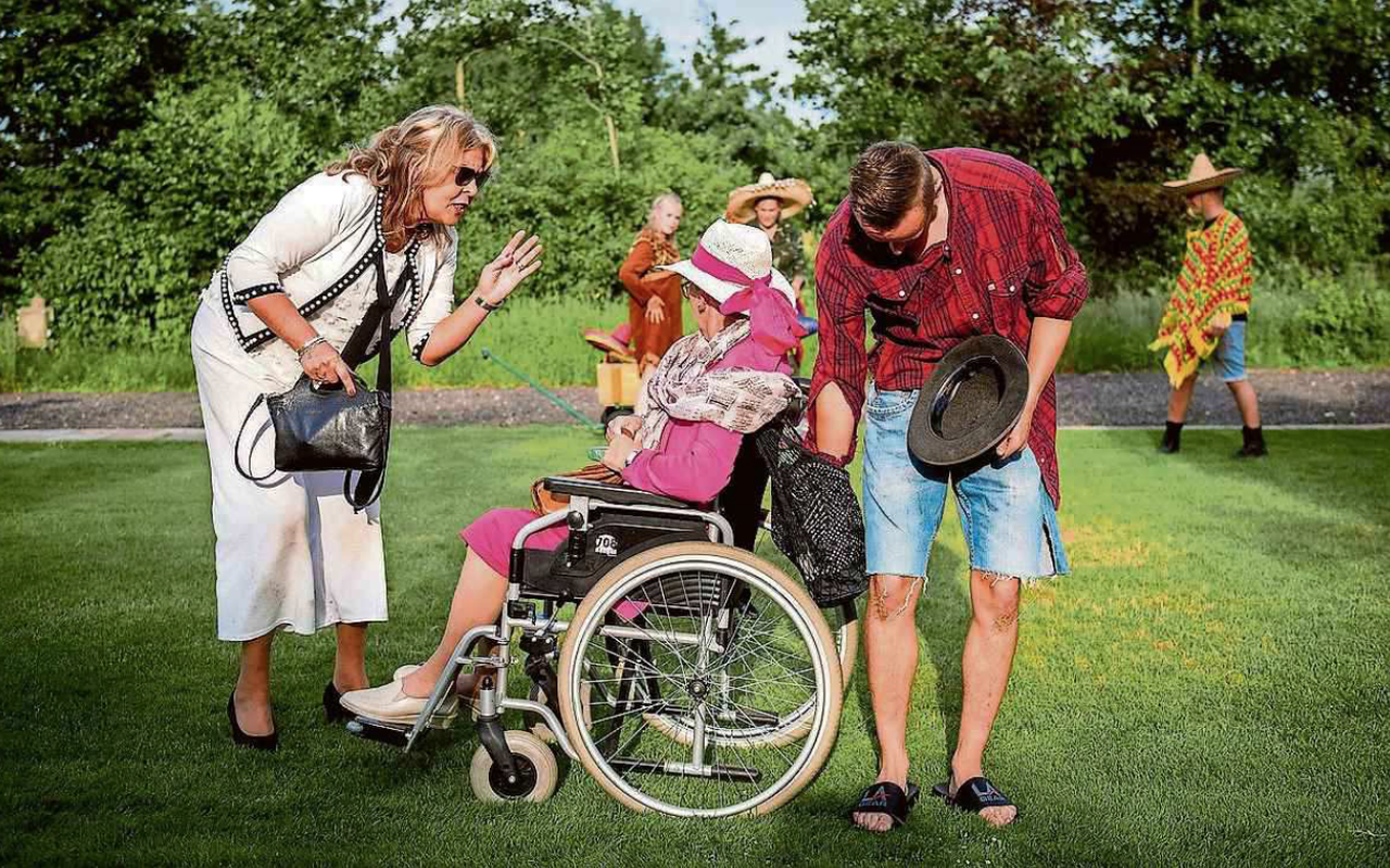Een repetitie voor Junglekoarts, op de camping, over vakantiegangers die in de jungle verzeild raken. FOTO JILMER POSTMA Een repetitie voor Junglekoarts, op de camping, over vakantiegangers die in de jungle verzeild raken. FOTO JILMER POSTMA