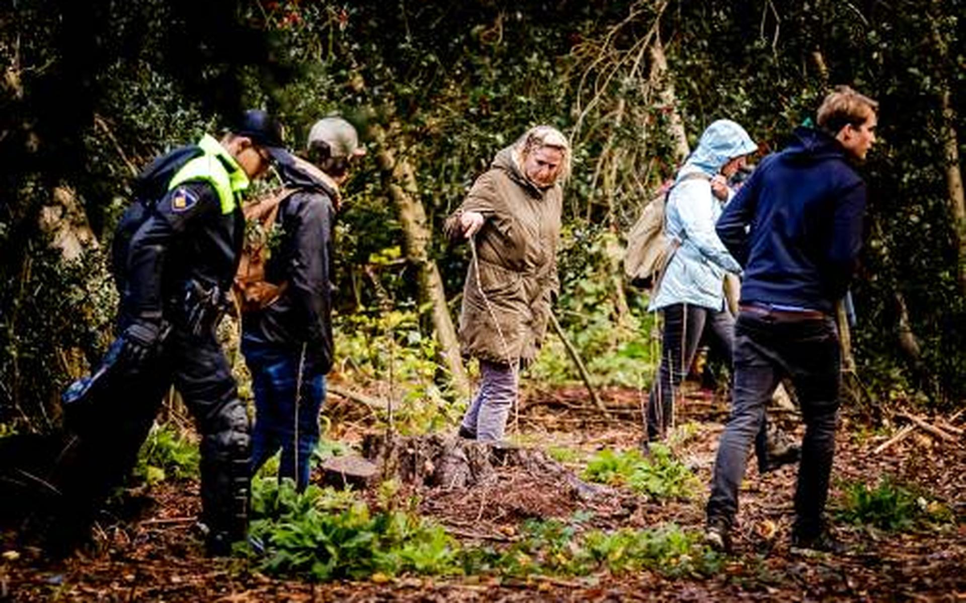 Vrijwilligers en politie zochten in oktober naar de vermiste Anne Faber. FOTO ANP