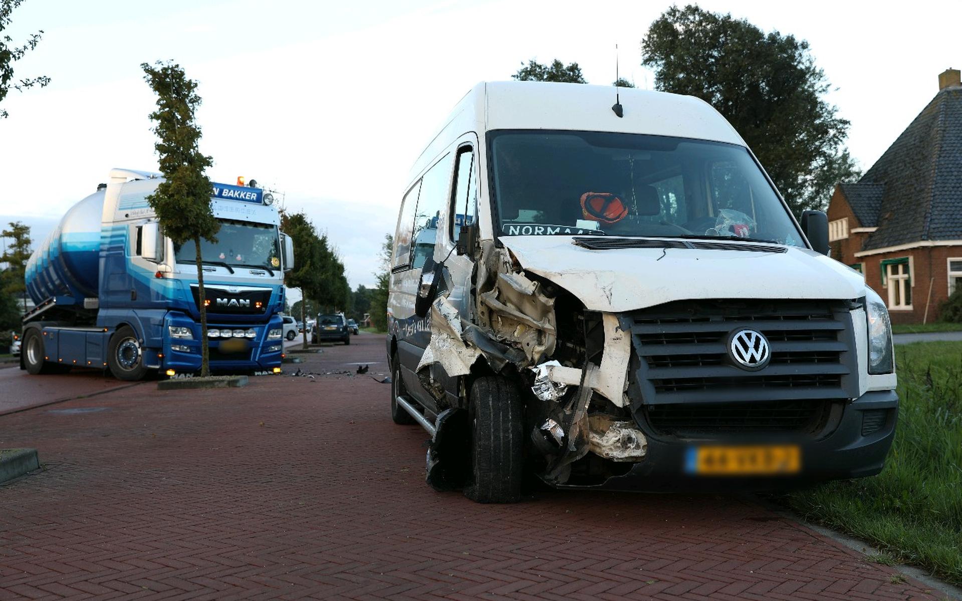 Tankwagen en bestelbus botsen in Dearsum