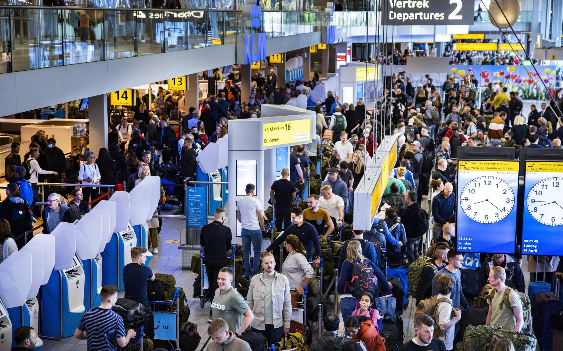 Schiphol beperkt toegang terminals door drukte - Leeuwarder Courant