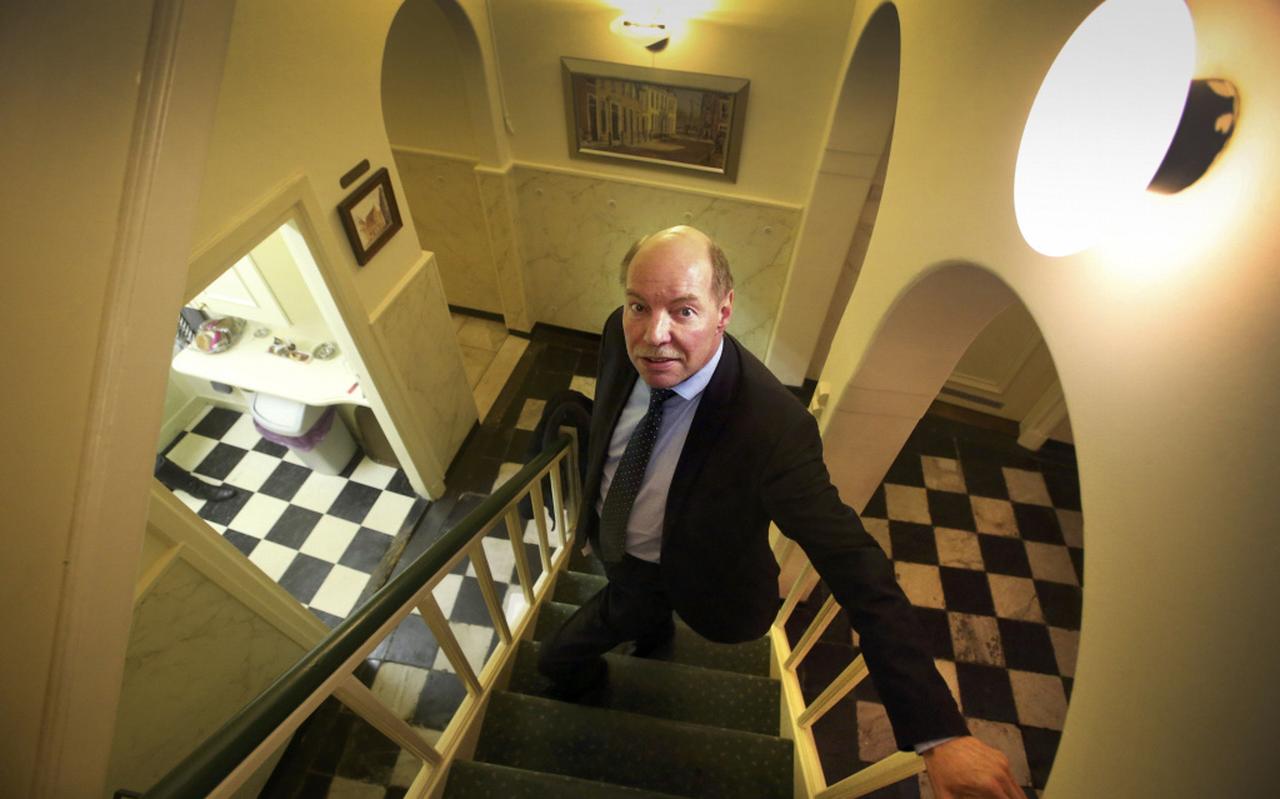 Wim Anker in het trappenhuis van het advocatenkantoor. FOTO NIELS WESTRA Wim Anker in het trappenhuis van het advocatenkantoor. FOTO NIELS WESTRA