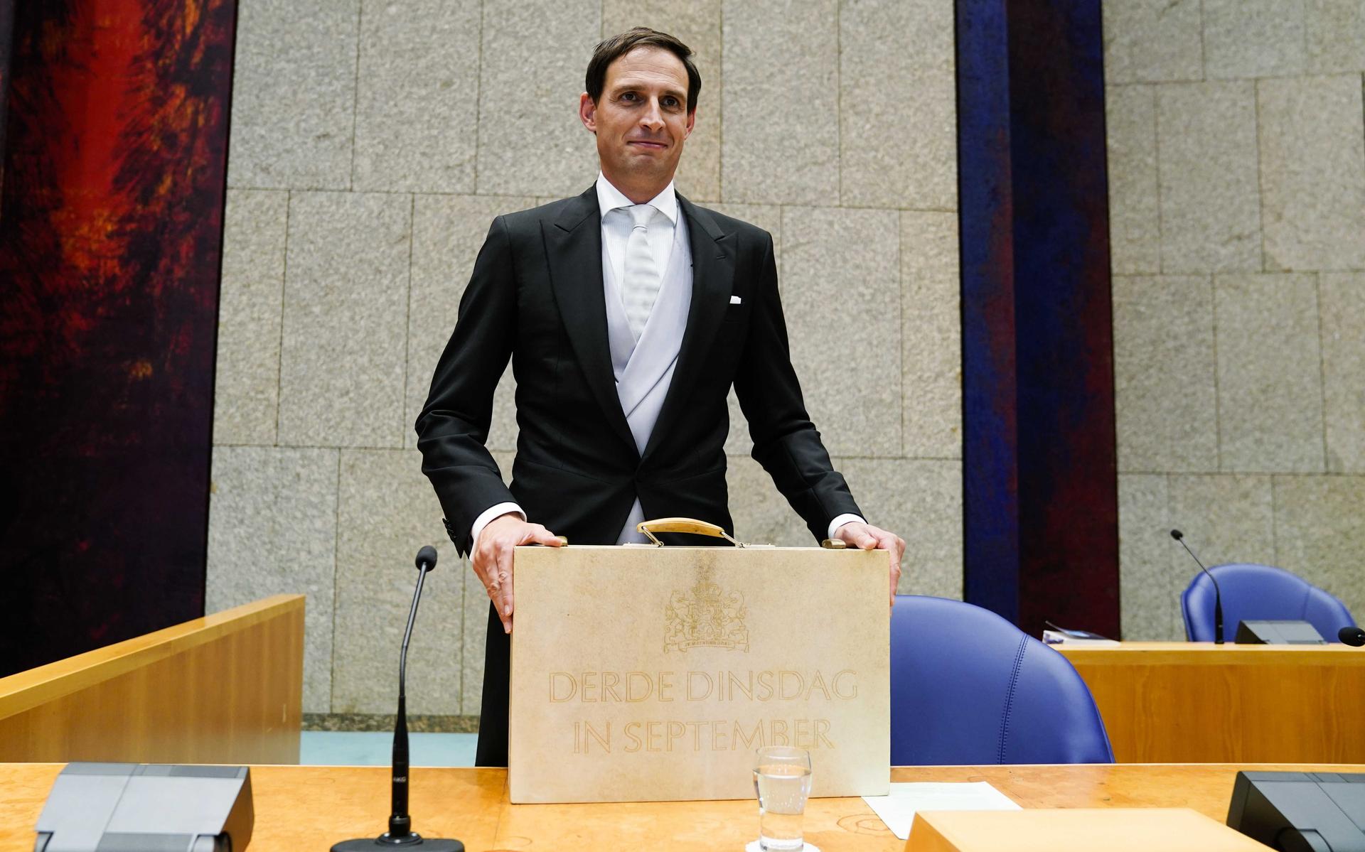 Minister Wopke Hoekstra van Financien presenteert op Prinsjesdag in de Tweede Kamer het koffertje met de rijksbegroting en miljoenennota.