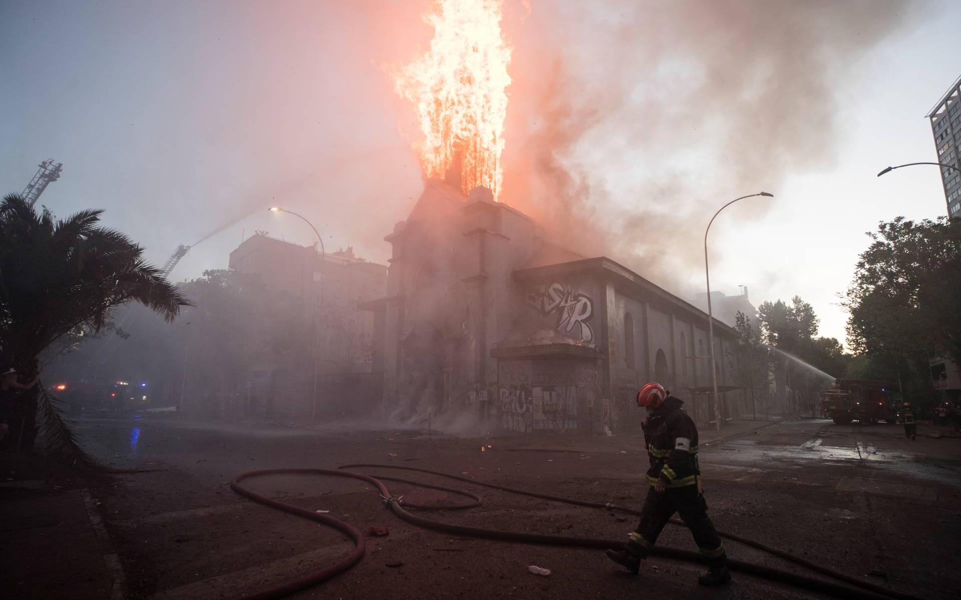 Kerken in brand gestoken tijdens gewelddadige rellen in Chili