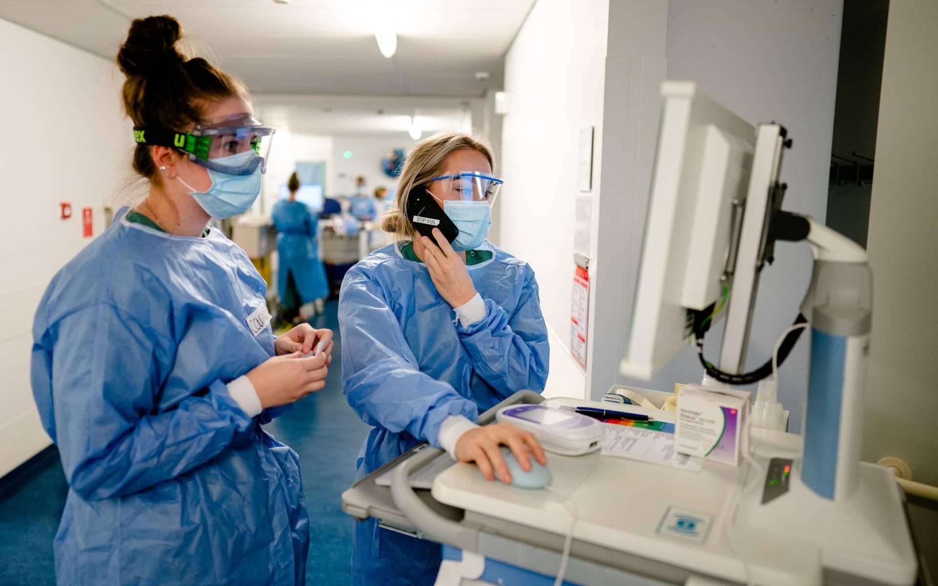 Veel meer mensen doen coronatest, wachttijd voor uitslag loopt op