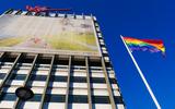 Ter gelegenheid van Coming-Outday wappert de regenboogvlag voor het kantoor van ING in Leeuwarden. FOTO LC/ARODI BUITENWERF