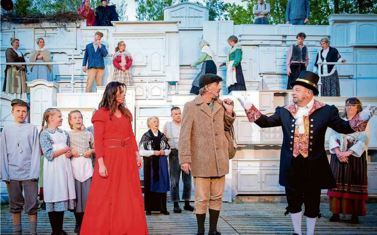 Een scène uit De riedselman fan Aldegea tijdens de repetities. FOTO JILMER POSTMA Een scène uit De riedselman fan Aldegea tijdens de repetities. FOTO JILMER POSTMA
