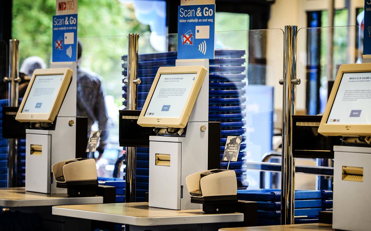 Een zelfscankassa in een filiaal van de Albert Heijn. Een zelfscankassa in een filiaal van de Albert Heijn.