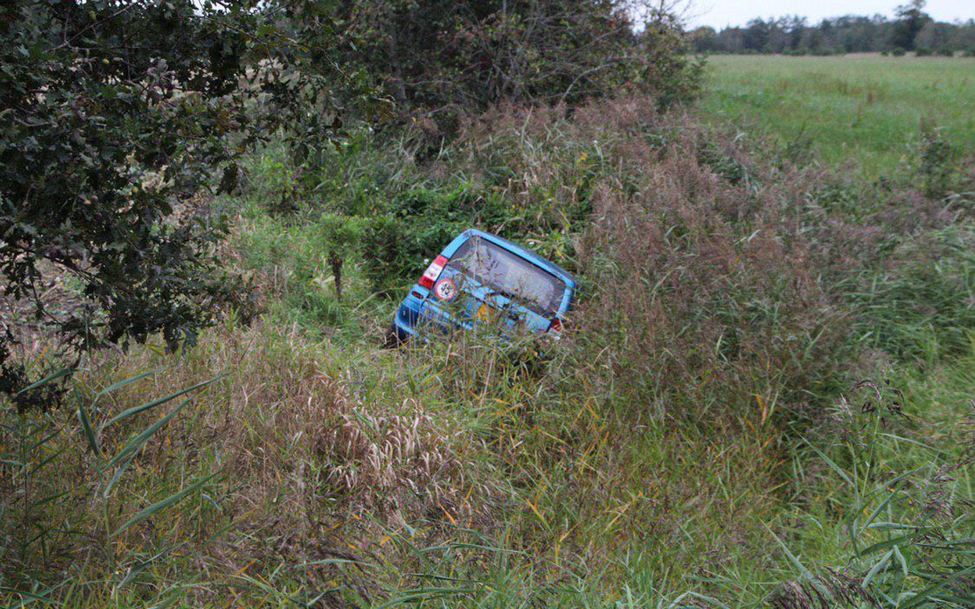 Brommobiel rijdt door maisveld en belandt in sloot bij Rottevalle - Leeuwarder Courant