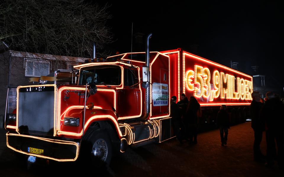 De verlichte truck van de Postcodeloterij geparkeerd op het Breed in Eastermar. FOTO LC