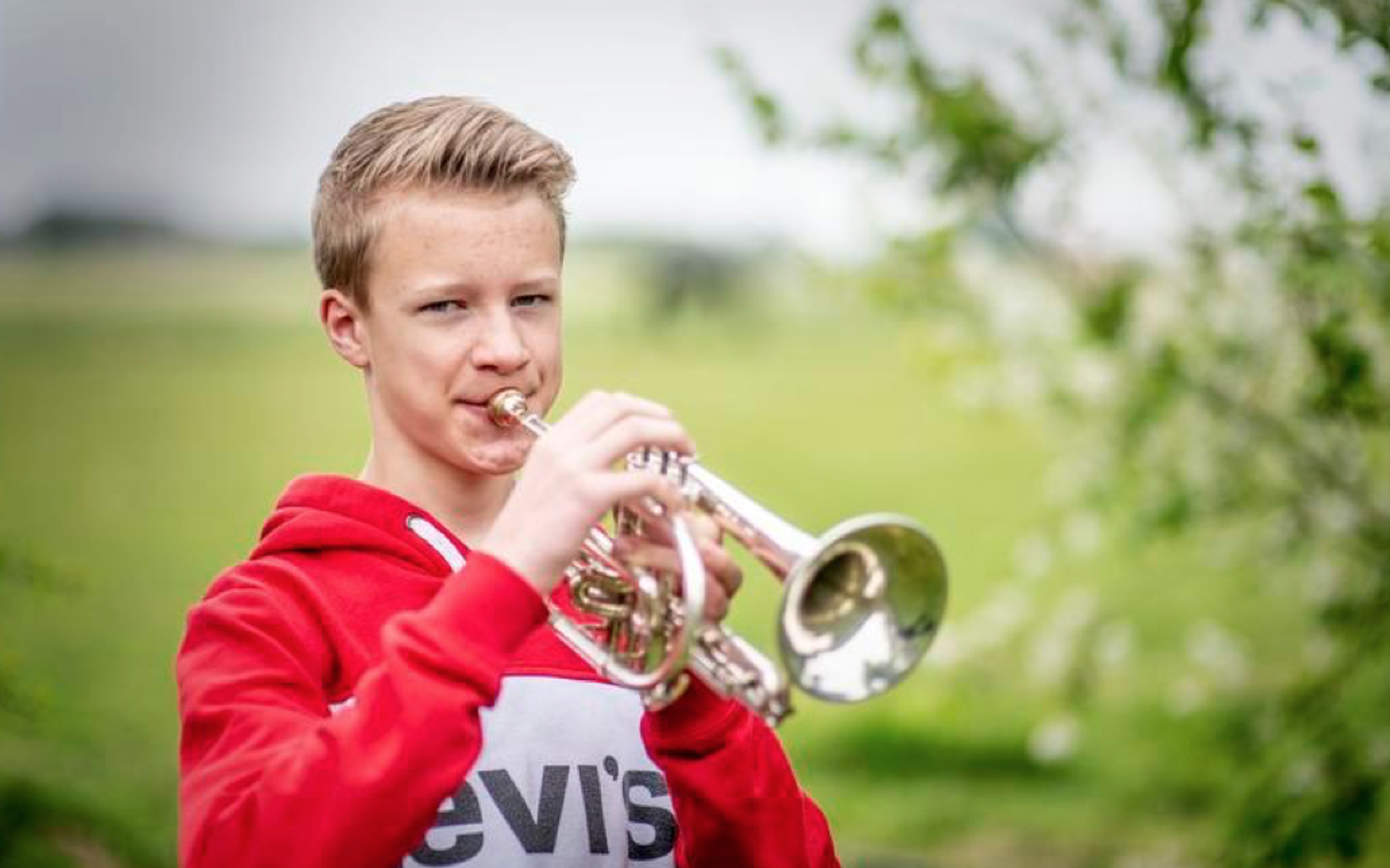 Jetze Klaas (13) uit Ingelum in orkest bij Nationale Kinderherdenking: 'Ik bin it bern fan Fryslân' 