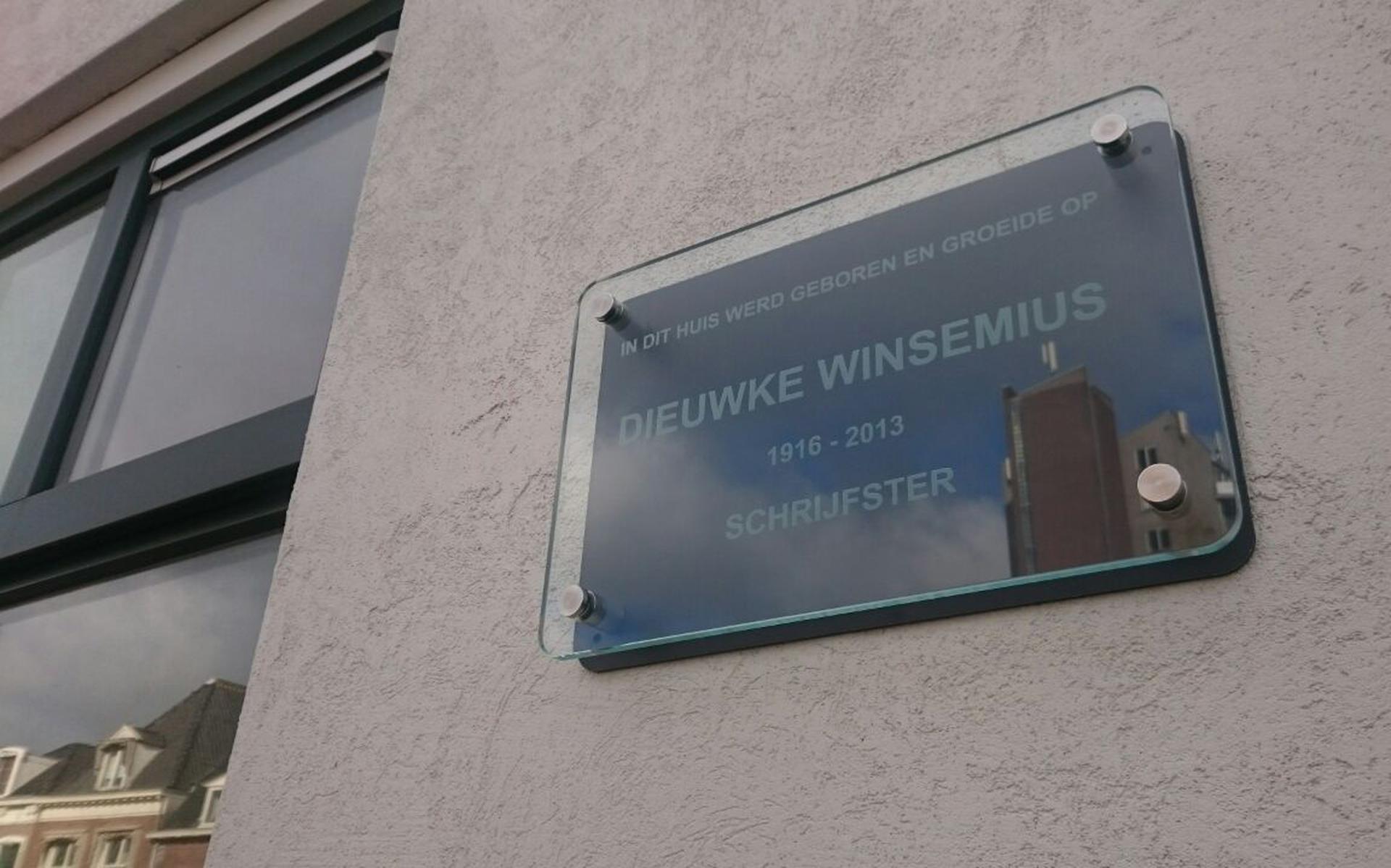 Onthulling plaquette Dieuwke Winsemius. FOTO LC