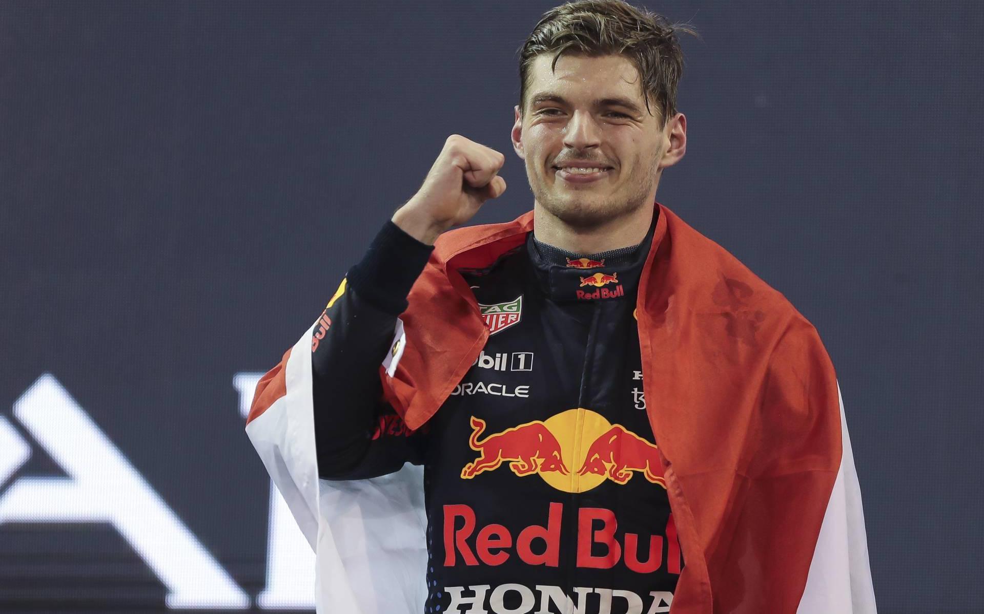 Wereldkampioen Verstappen Met Nederlandse Vlag Op Podium - Leeuwarder ...