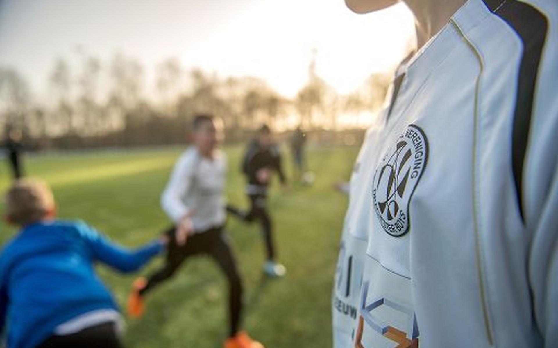 Drachtster Boys D4 doet de warming-up. De club heeft de hoogste contributie van Friesland. FOTO JILMER POSTMA