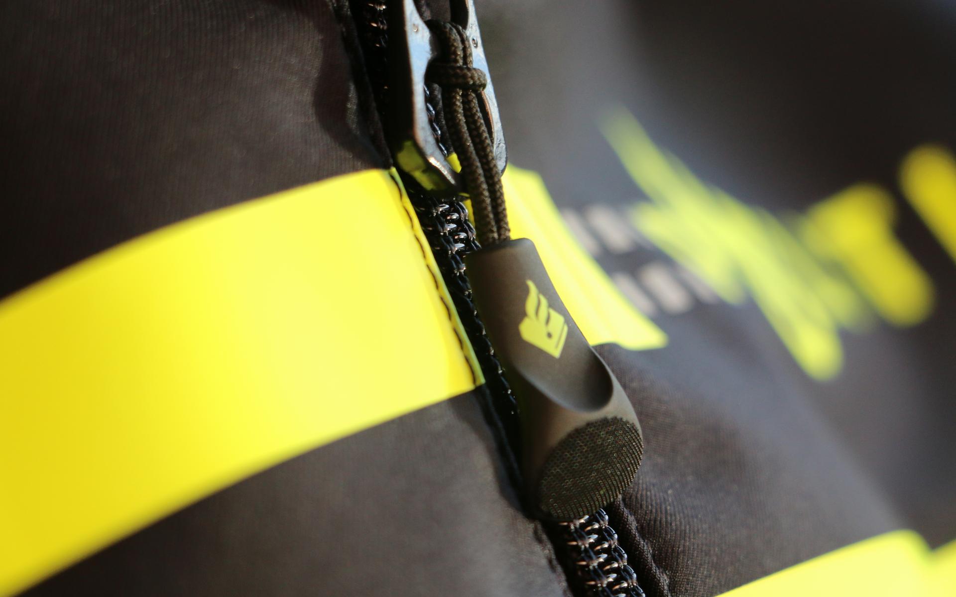 Man slaat autoruit kapot - Leeuwarder Courant