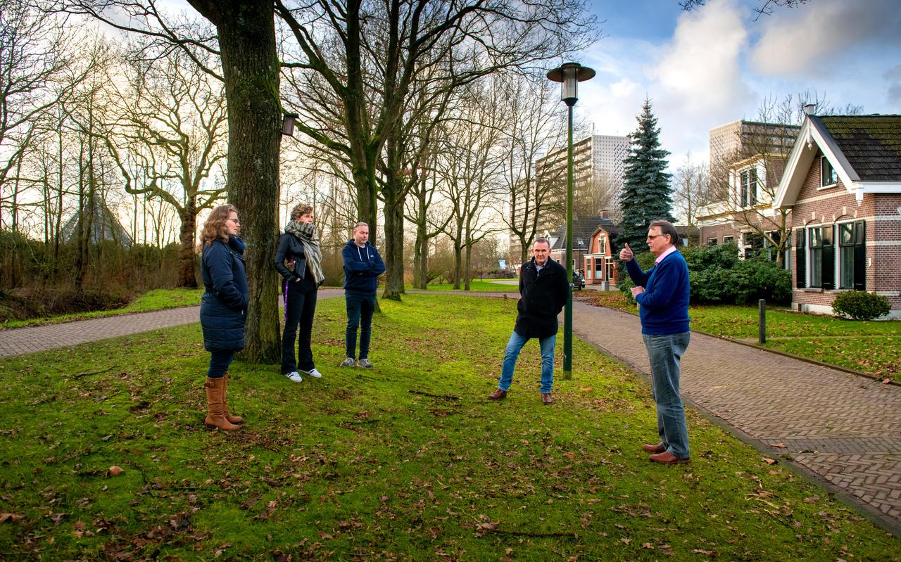 Bewoners van de Ureterpvallaat: vlnr Renske Perdon, Hanny Kazemir, Melle Jonker, Libbe van der Horst en Wim Bouma. Links achter de bomen wil Van der Valk uitbreiden. Op de achtergrond de Tjaardaflats. Bewoners van de Ureterpvallaat: vlnr Renske Perdon, Hanny Kazemir, Melle Jonker, Libbe van der Horst en Wim Bouma. Links achter de bomen wil Van der Valk uitbreiden. Op de achtergrond de Tjaardaflats.