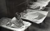 Slaapzaal van de Crèche aan de Plantage Middenlaan in Amsterdam tegenover de Hollandsche Schouwburg, circa 1942. Van hieruit werden kinderen gesmokkeld naar onderduikadressen.  FOTO BEELDBANK WO2 NIOD