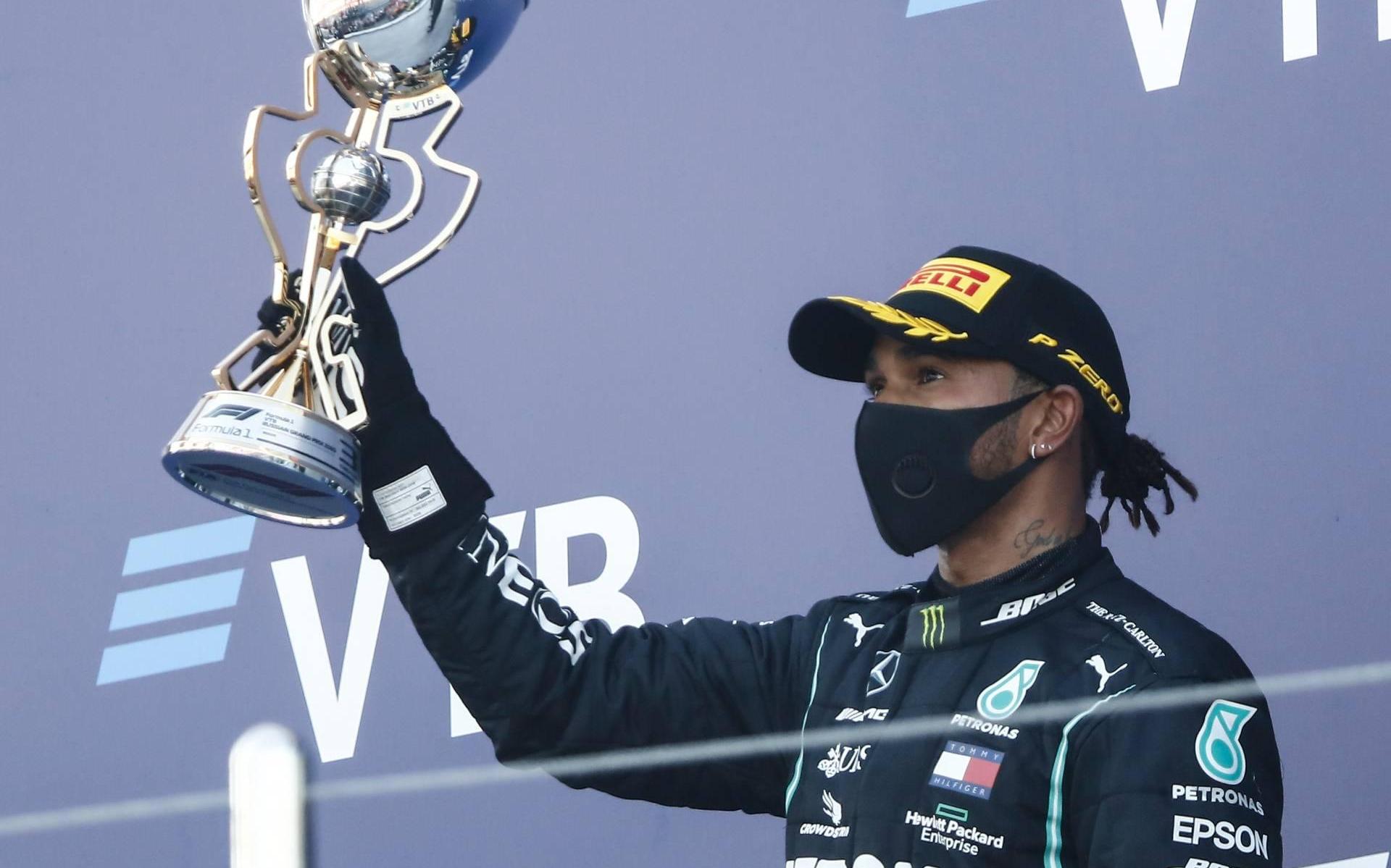 'Belachelijke tijdstraf' kost Hamilton recordzege Formule 1