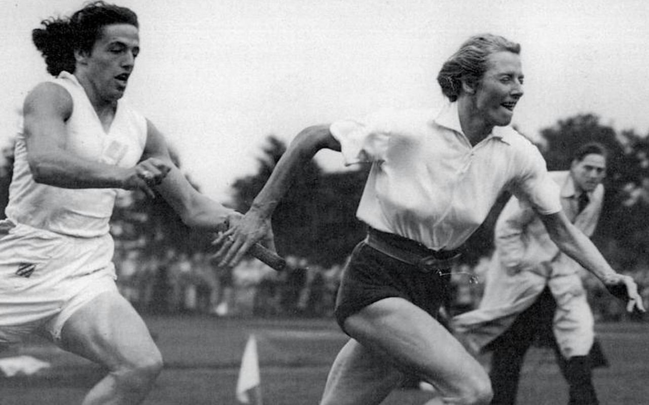 Foekje Dillema (links) geeft tijdens een estafettewedstrijd in 1949 te Groningen het stokje over aan Fanny Blankers-Koen.