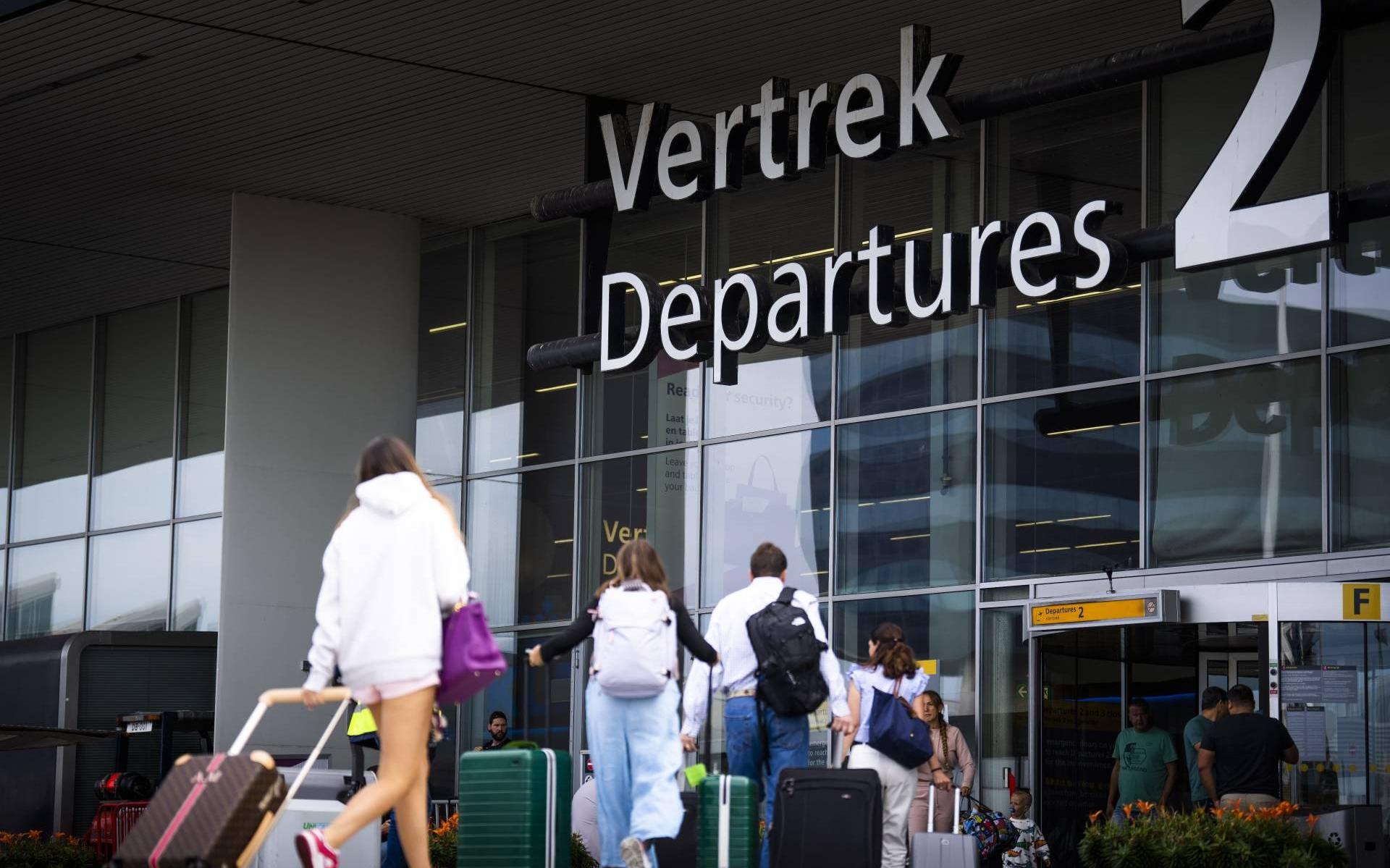 Reizigers op Schiphol moeten door grote drukte mogelijk soms buiten wachten voor securitycontrole - 