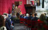 Koning Willem-Alexander leest, met aan zijn zijde koningin Máxima, de troonrede voor op Prinsjesdag aan leden van de Eerste en Tweede Kamer in de Grote Kerk.