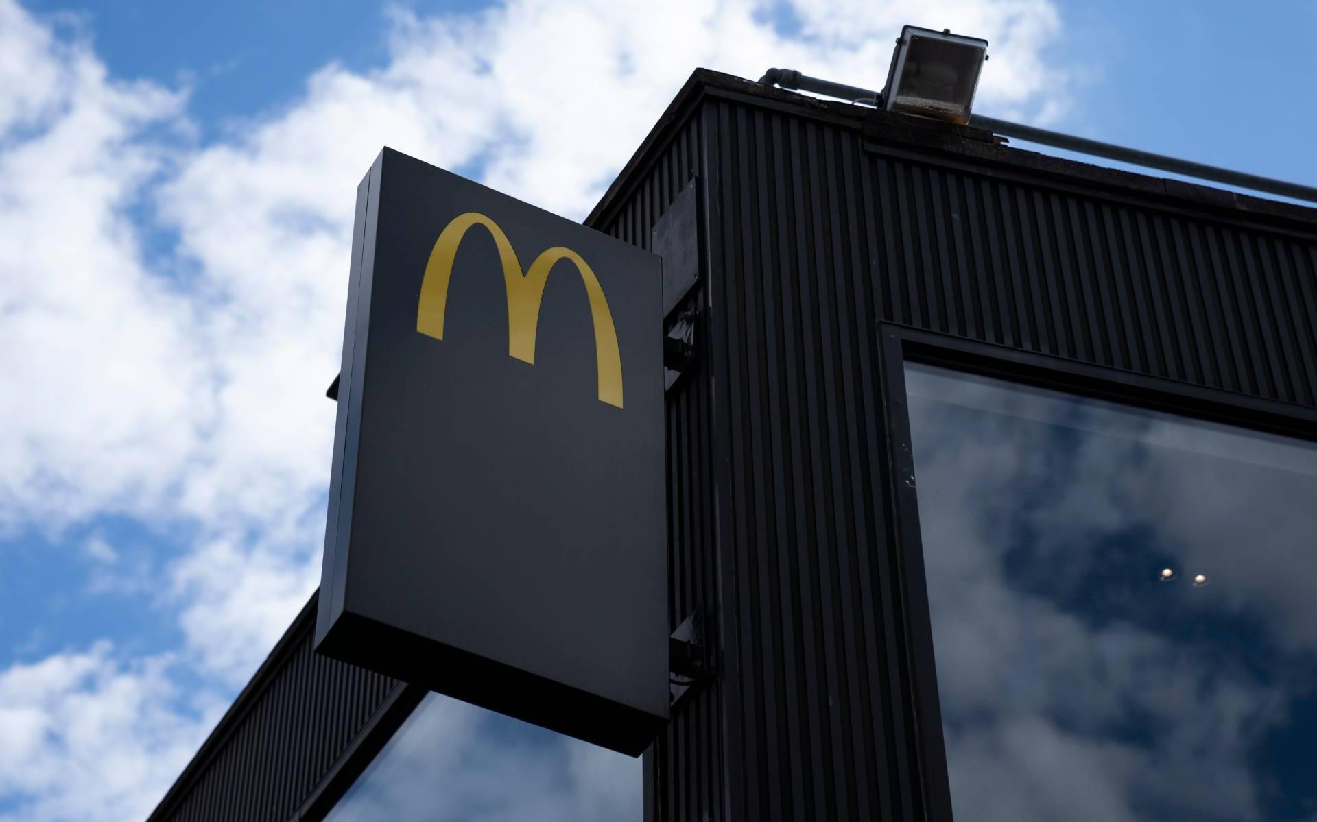 Ontslagen McDonald's-baas slaat terug in strijd met oud-werkgever