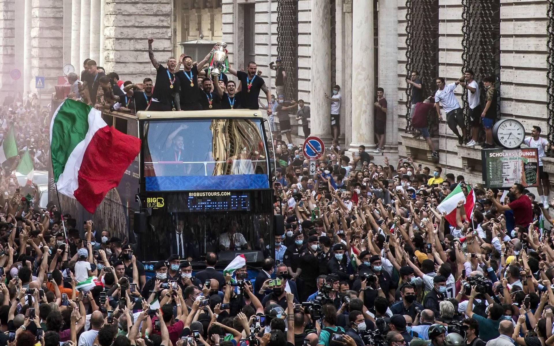 Aumenta il numero dei contagi da corona in Italia a causa delle feste dei campionati europei