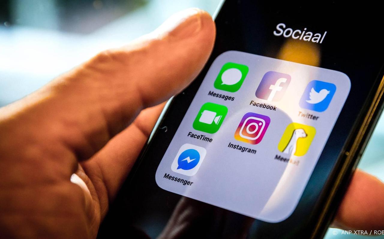 Mobiele telefoons zijn niet meer weg te denken uit de samenleving, maar leiden vaak wel af. Mobiele telefoons zijn niet meer weg te denken uit de samenleving, maar leiden vaak wel af.