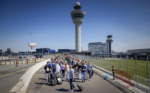 Luchtvaartmaatschappijen: Schiphol prijst zich uit de markt