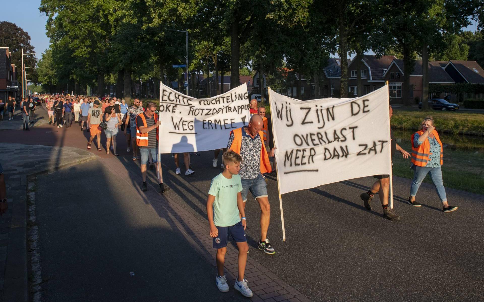 Honderden Mensen Lopen Protestmars Naar Aanmeldcentrum Ter Apel ...