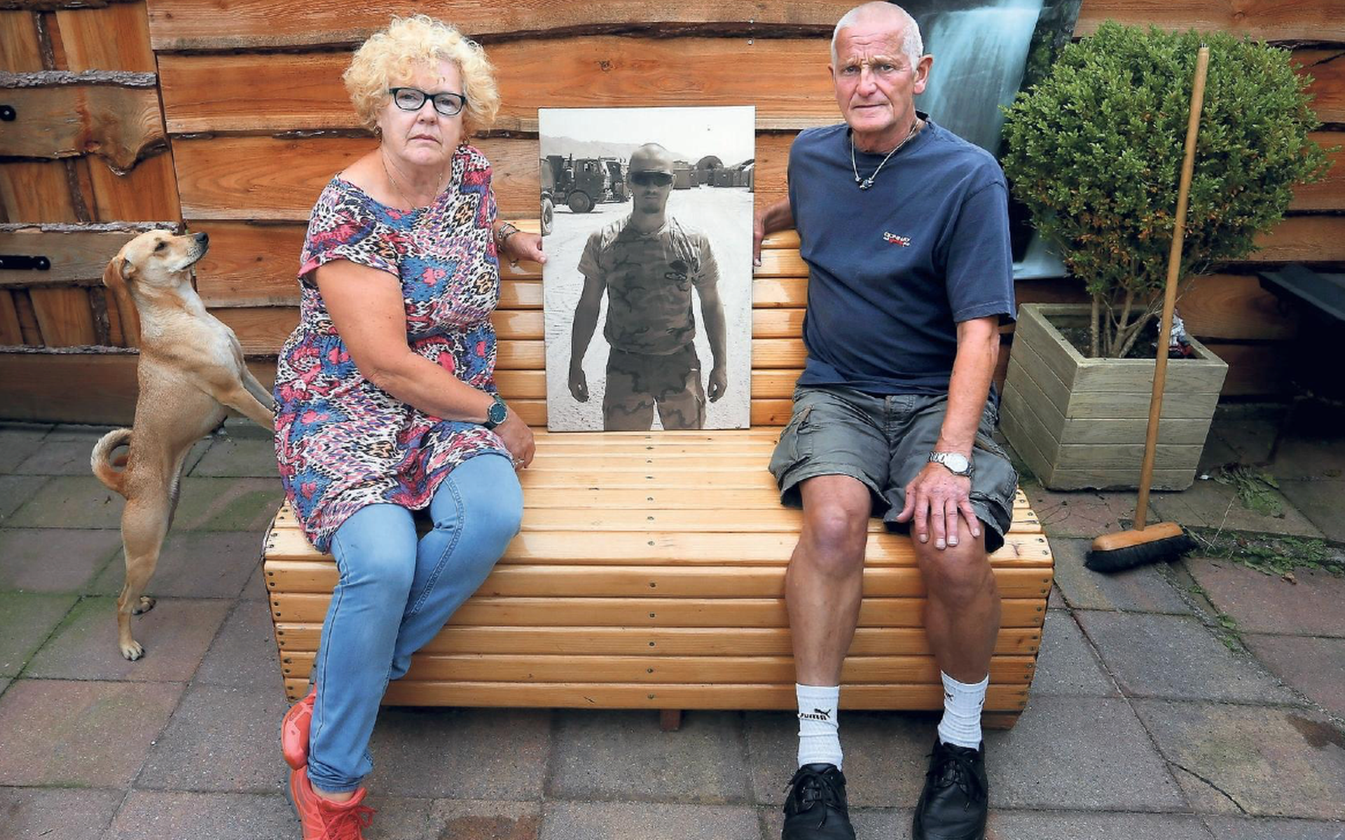 Marijn de Jong en Rendert Rosier met een foto van hun overleden zoon Martijn. FOTO CATRINUS VAN DER VEEN