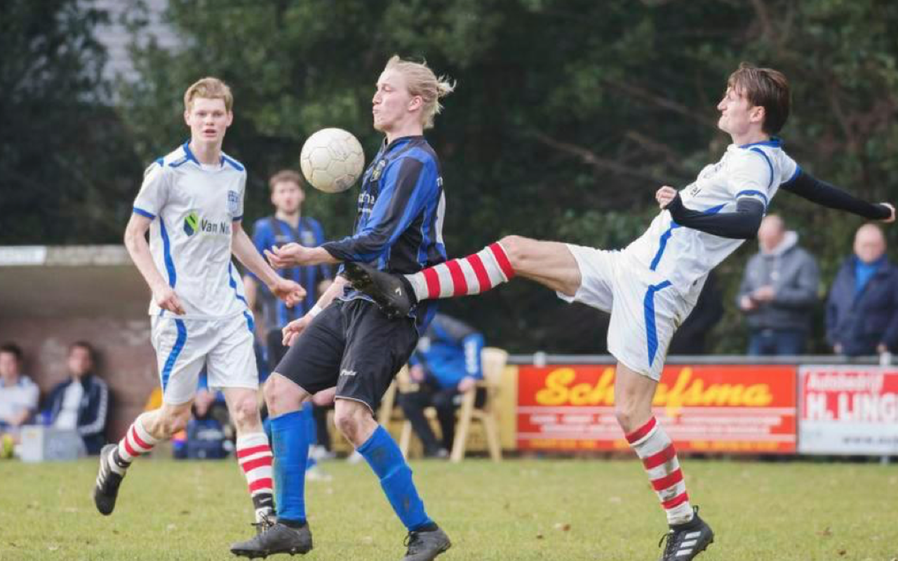 Chiel Platje (midden) wordt belaagd door Max Buis van Epe. FOTO RENS HOOYENGA Chiel Platje (midden) wordt belaagd door Max Buis van Epe. FOTO RENS HOOYENGA