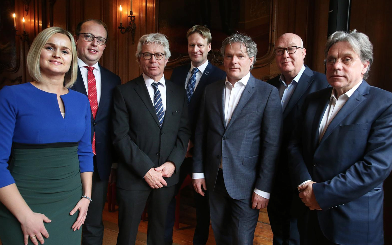Het nieuwe college van Leeuwarden: wethouder Hilde Tjeerdema, wethouder Friso Douwstra, burgemeester Ferd Crone, wethouder Sjoerd Feitsma, wethouder Herwil van Gelder, wethouder Henk Deinum en gemeentesecretaris Reindert Hoek (van links naar rechts). FOTO NIELS WESTRA Het nieuwe college van Leeuwarden: wethouder Hilde Tjeerdema, wethouder Friso Douwstra, burgemeester Ferd Crone, wethouder Sjoerd Feitsma, wethouder Herwil van Gelder, wethouder Henk Deinum en gemeentesecretaris Reindert Hoek (van links naar rechts). FOTO NIELS WESTRA