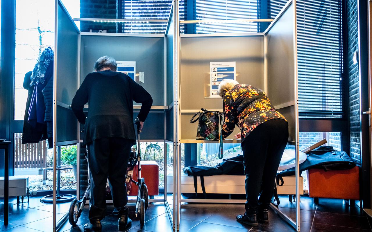 BOXTEL - Bewoners van een verpleeghuis brengen tijdensde herindelingsverkiezingen hun stem uit in een mobiel stembureau.