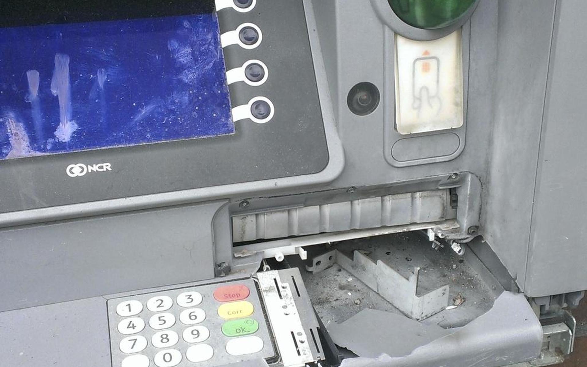 Pinautomaat Leeuwarden verwoest met vuurwerk - Leeuwarder Courant