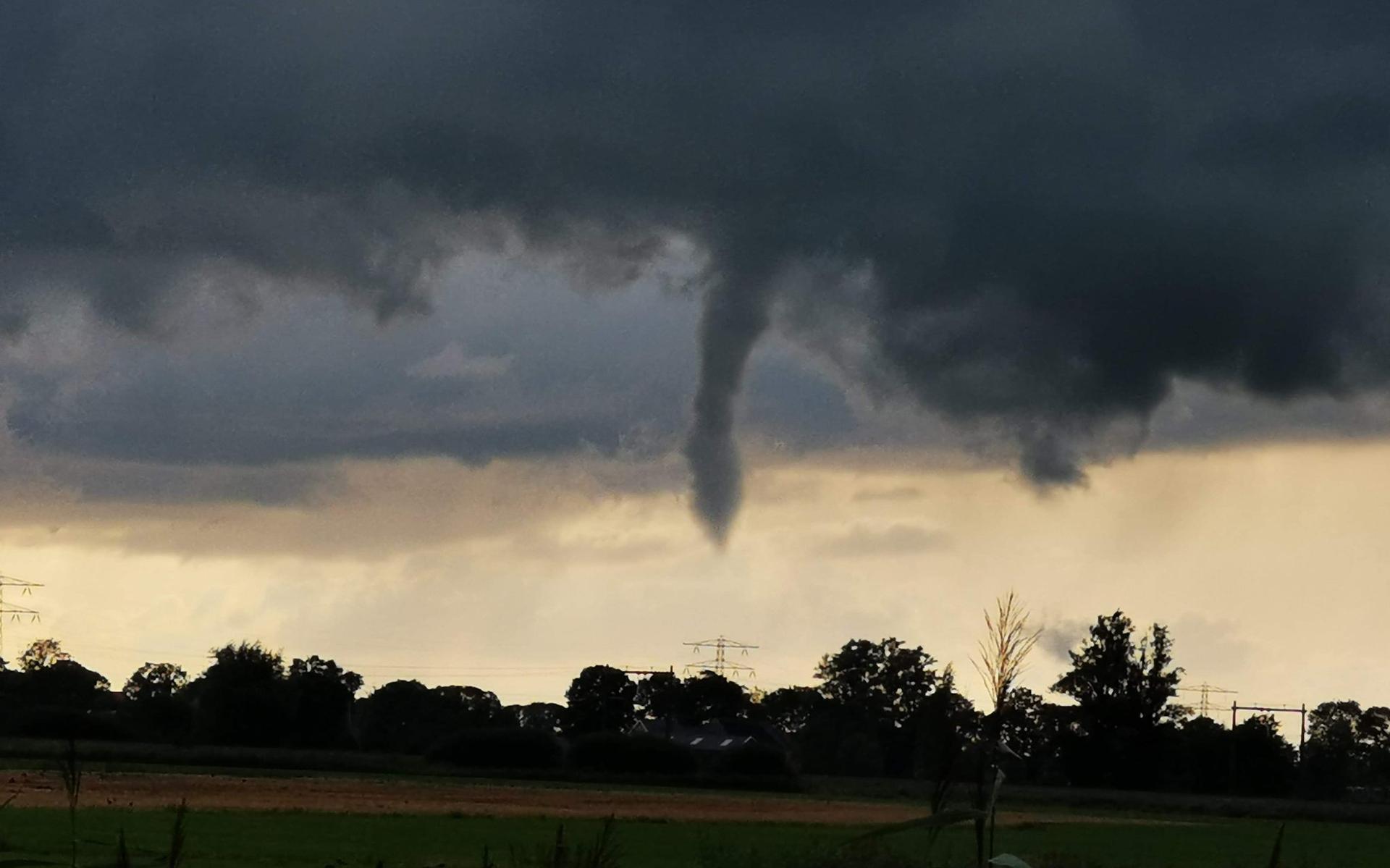 Fraaie beelden van windhoos in omgeving Wolvega