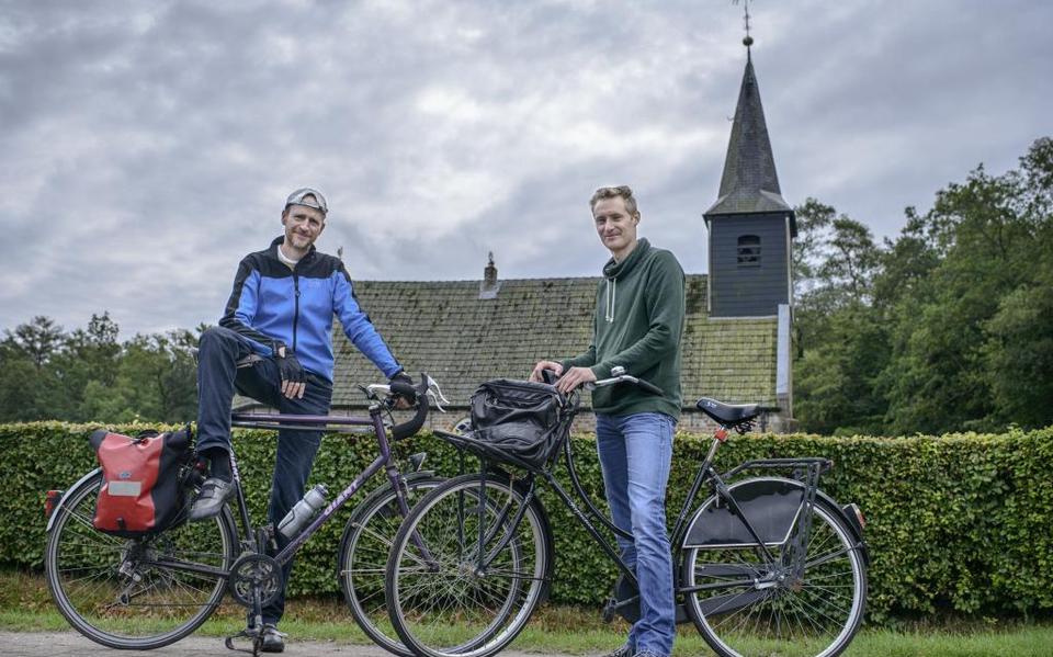 Op de opoefiets van zijn vriendin