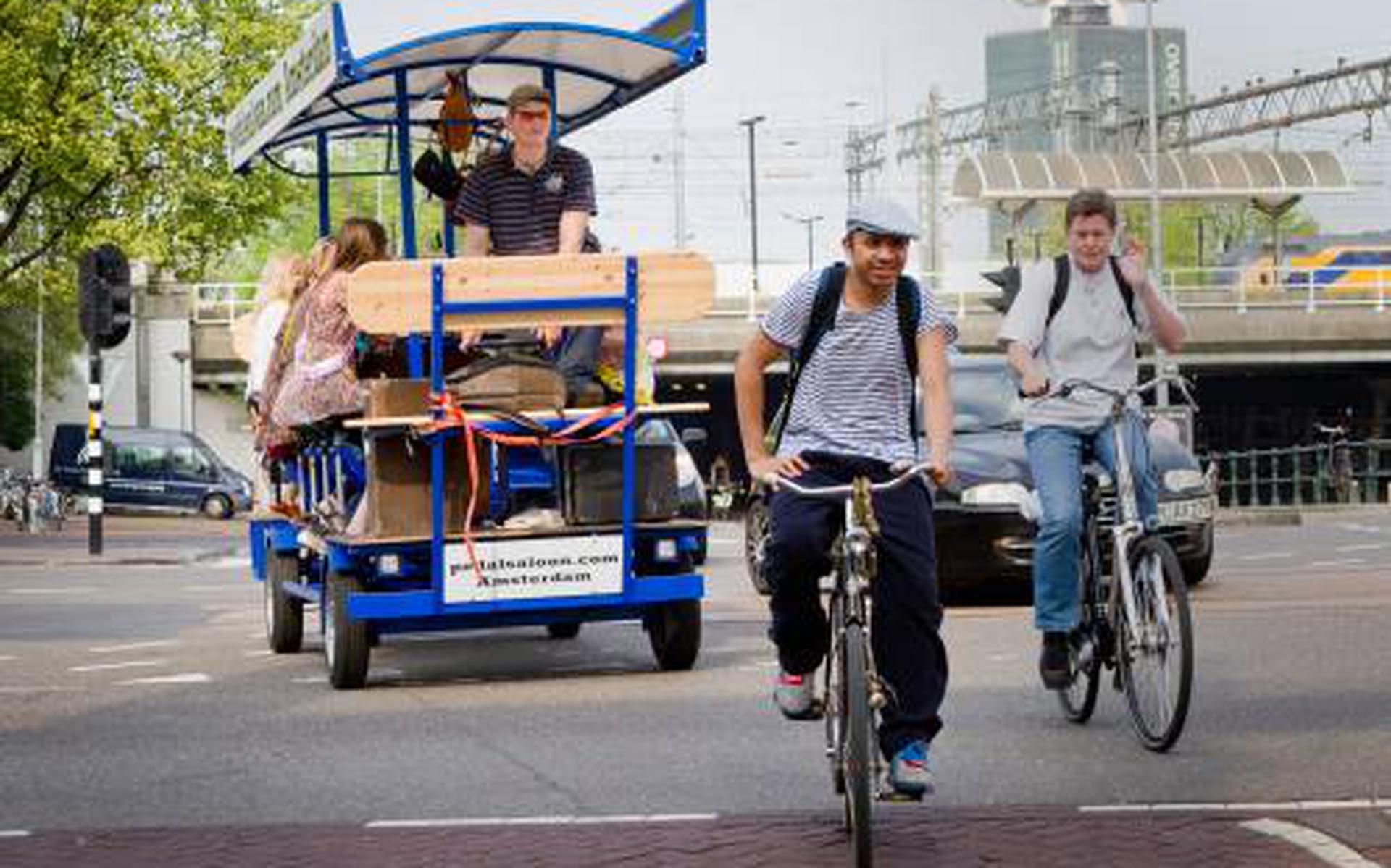 Een bierfiets in het centrum van Amsterdan - voordat de gemeente de bierfietsen weerde uit de stad