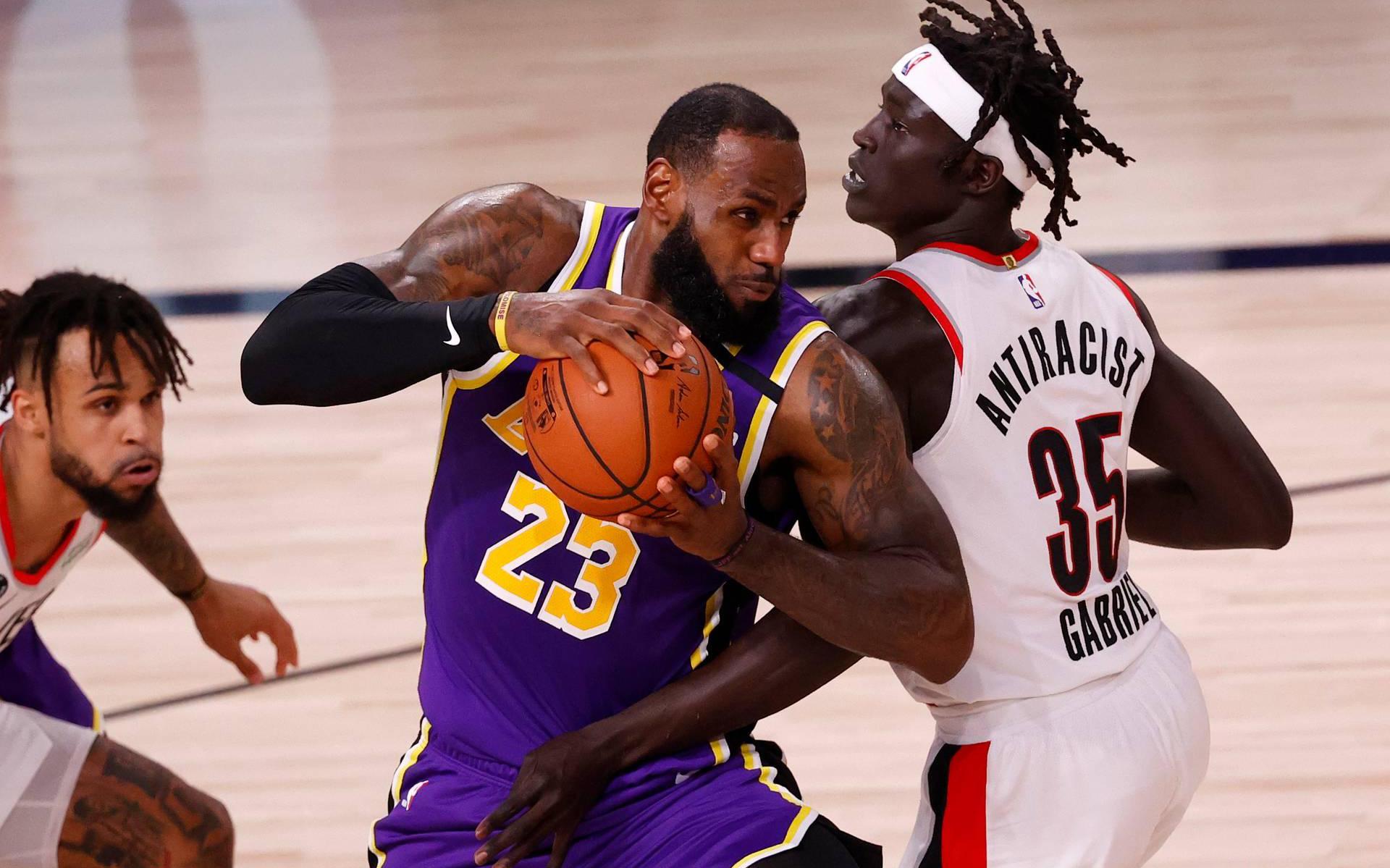 LeBron James zet Lakers in play-offs op voorsprong tegen Portland